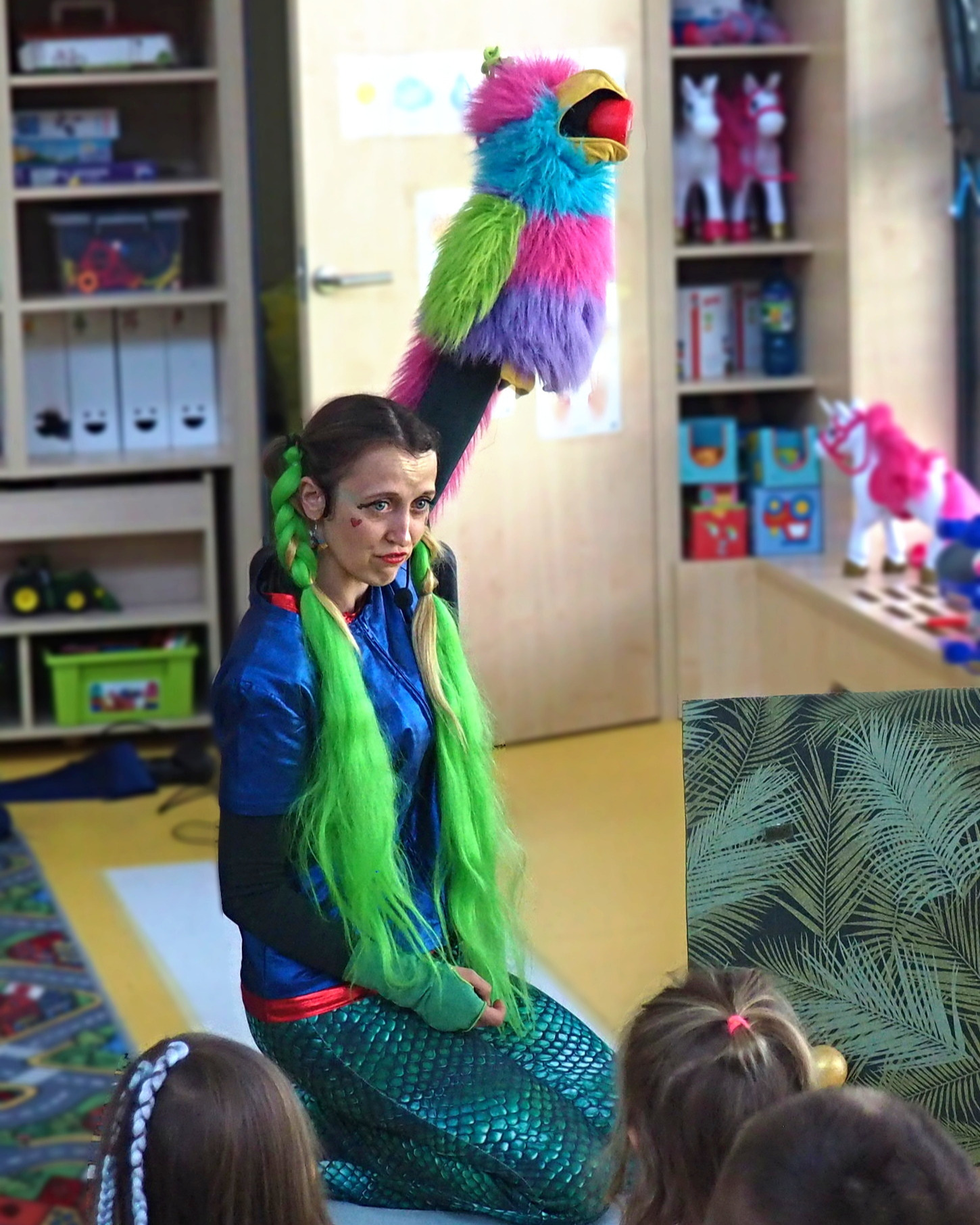 Herečka Marie s loutkou papuška.