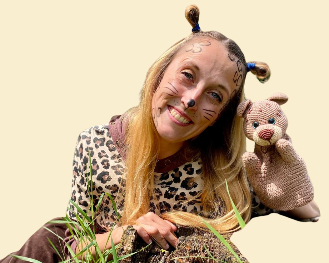 Herečka Marie v kostýmu leopardice s loutkou malého leoparda.